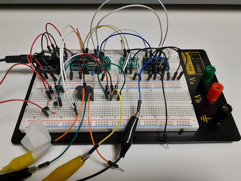 ブレッドボード上に組んだ実験回路